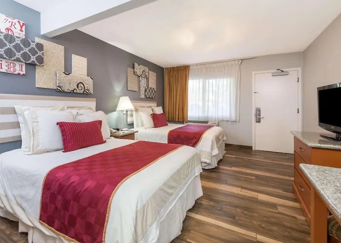 Ramada By Wyndham Near Seaworld / Mission Beach San Diego